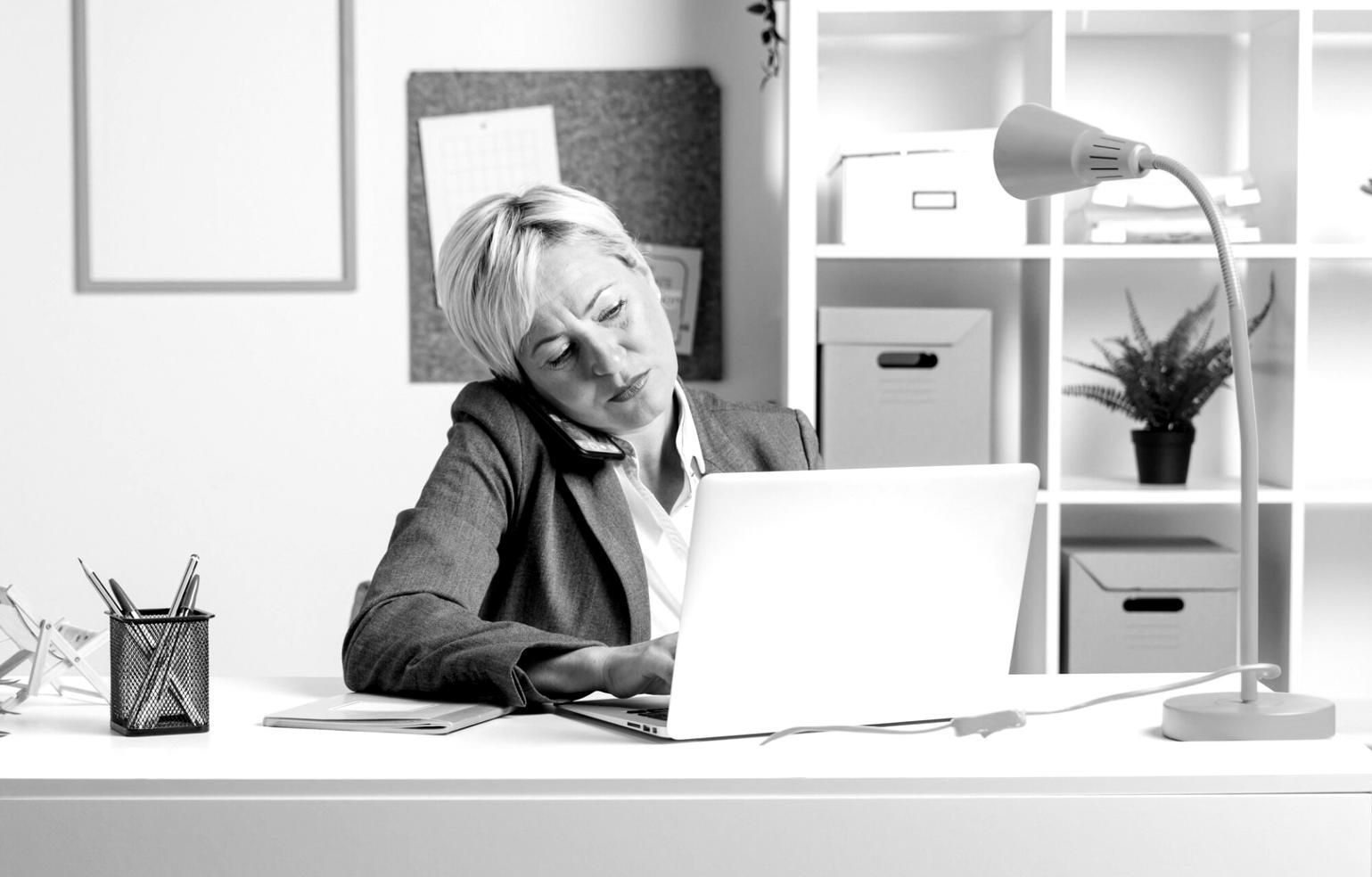 Arbeitsplatz mit Finanzunterlagen und Notizen